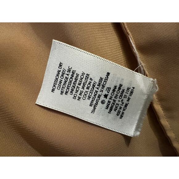 Alice + Olivia Waylon Off The Shoulder Dress Nude Embroidered eyelet / Size 4 - Picture 11 of 12